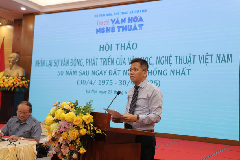 Tổng biên tập tạp chí Văn học nghệ thuật - Hoàng Hà phát biểu đề dẫn hội thảo.