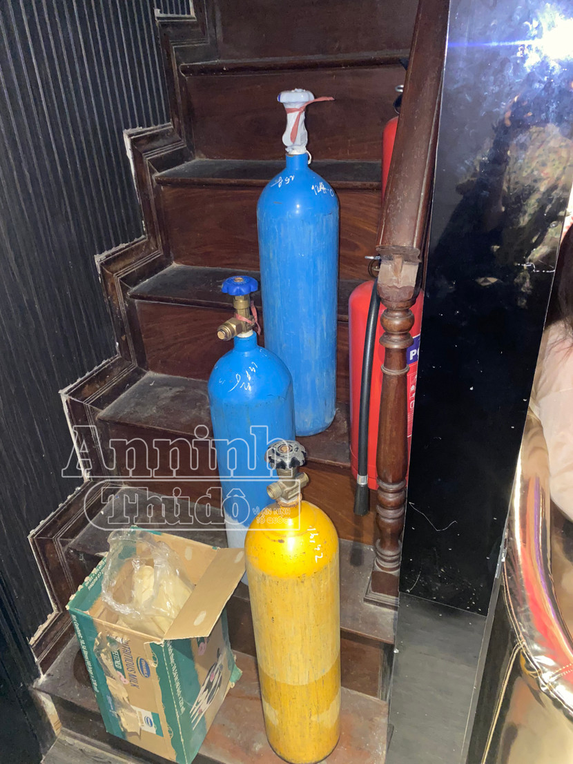 Ba bình "khí cười" và vỏ bóng cao su được đặt ngay tại cầu thang