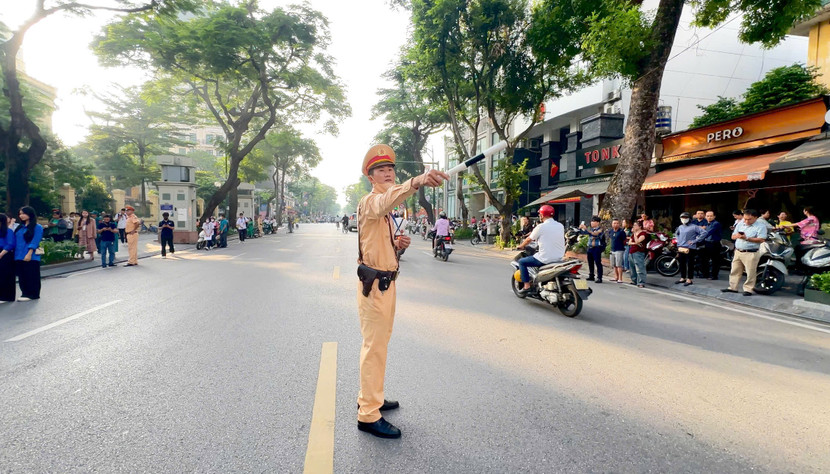 Lực lượng Cảnh sát giao thông có mặt phân luồng từ rất sớm Lực lượng Cảnh sát giao thông có mặt phân luồng từ rất sớm