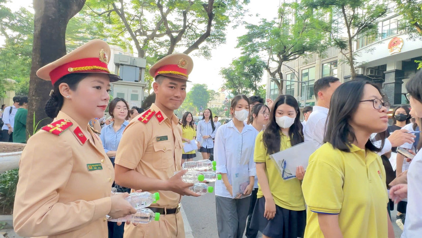 Không chỉ tặng nước mà các chiến sĩ Cảnh sát giao thông còn gửi lời chúc tới các thí sinh Không chỉ tặng nước mà các chiến sĩ Cảnh sát giao thông còn gửi lời chúc tới các thí sinh