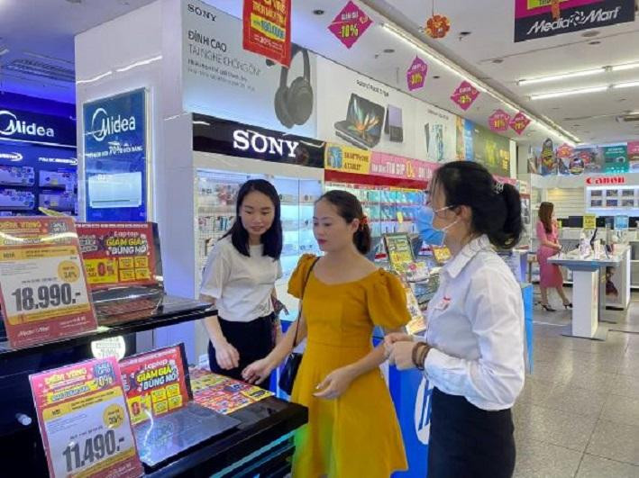 Các sản phẩm khuyến mại, giảm giá sâu trong "Ngày Vàng" thu hút khách