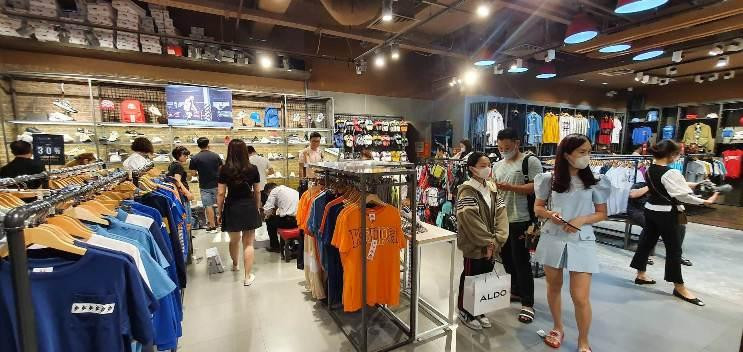 Một cửa hàng khá đông khách nhưng không có chen lấn, xếp hàng