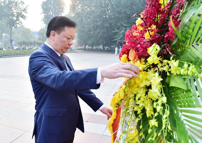 Bí thư Thành ủy Hà Nội Đinh Tiến Dũng đặt hoa tại Tượng đài V.I.Lênin Bí thư Thành ủy Hà Nội Đinh Tiến Dũng đặt hoa tại Tượng đài V.I.Lênin