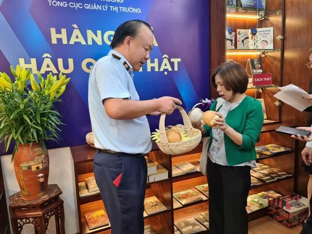 Lãnh đạo Tổng cục QLTT hướng dẫn người tiêu dùng phân biệt lê Hàn Quốc thật- giả về xuất xứ Lãnh đạo Tổng cục QLTT hướng dẫn người tiêu dùng phân biệt lê Hàn Quốc thật- giả về xuất xứ