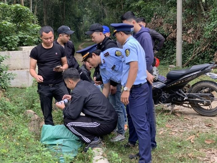 Lực lượng QLTT kiểm tra hàng hóa có dấu hiệu vi phạm Lực lượng QLTT kiểm tra hàng hóa có dấu hiệu vi phạm