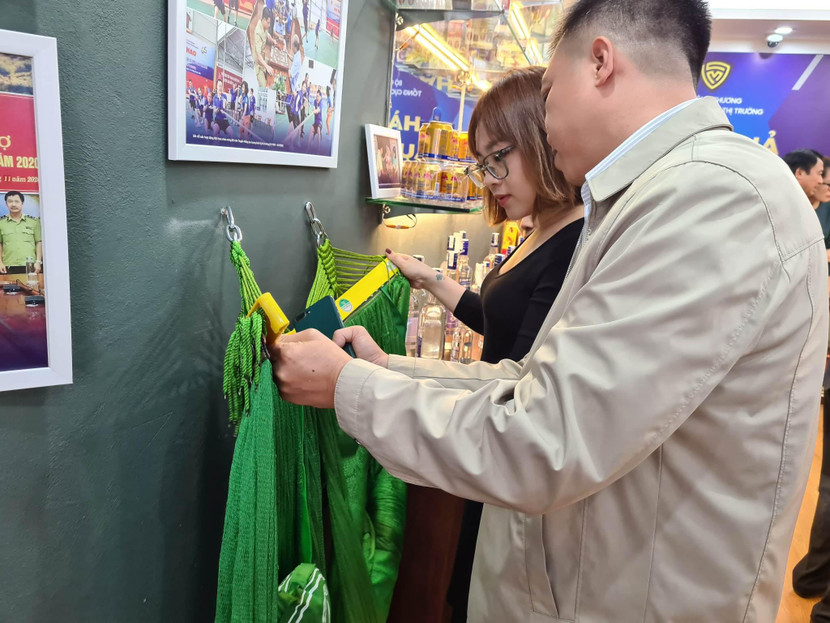 Hàng thật và hàng giả rất giống nhau, nhưng võng xếp của hãng này không bán rong Hàng thật và hàng giả rất giống nhau, nhưng võng xếp của hãng này không bán rong