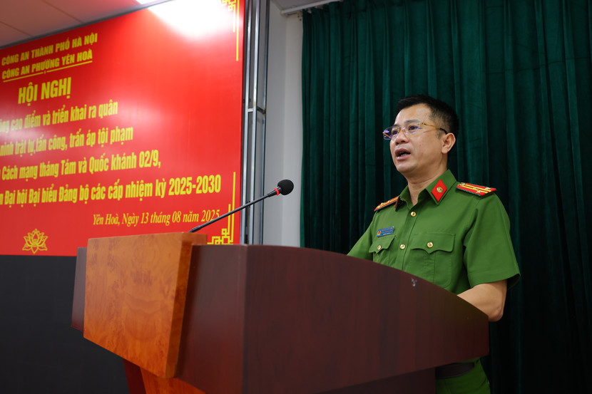 Thượng tá Nguyễn Đức Hùng - Trưởng Công an phường Yên Hòa yêu cầu cán bộ chiến sĩ nêu cao tinh thần trách nhiệm, đảm bảo tuyệt đối an toàn địa bàn