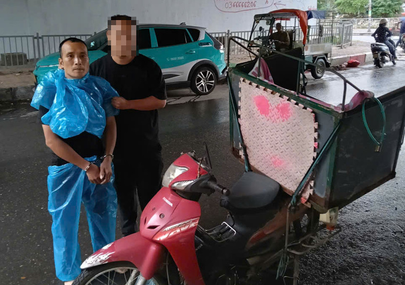 Khi bị lực lượng Công an chặn giữ, Nguyễn Thế Hồng (bên trái) đã chống trả quyết liệt... Khi bị lực lượng Công an chặn giữ, Nguyễn Thế Hồng (bên trái) đã chống trả quyết liệt...