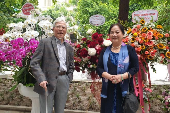 Ông là bạn đời của NSND Ngọc Lan Ông là bạn đời của NSND Ngọc Lan