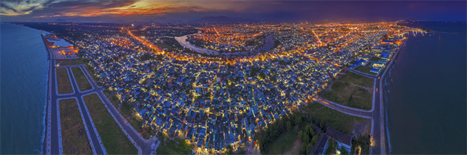 Tác phẩm: “Phố biển lên đèn” của Nguyễn Hoàng Nam (An Giang) giành giải Nhất