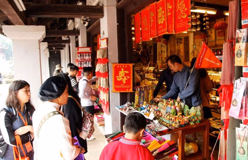 Khách tham quan trước một gian hàng lưu niệm tại Văn Miếu - Quốc Tử Giám.