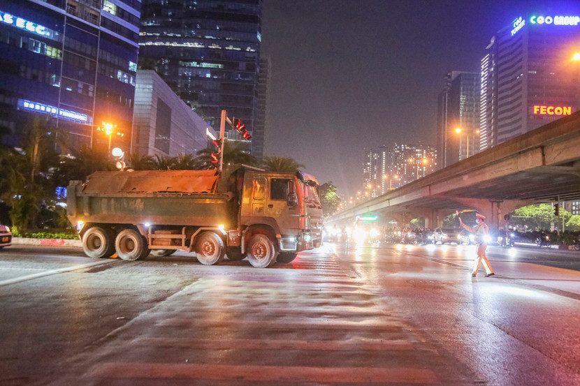 Lợi dụng đêm tối, nhiều chủ phương tiện yêu cầu lái xe chở thêm hàng để giảm bớt chi phí Lợi dụng đêm tối, nhiều chủ phương tiện yêu cầu lái xe chở thêm hàng để giảm bớt chi phí