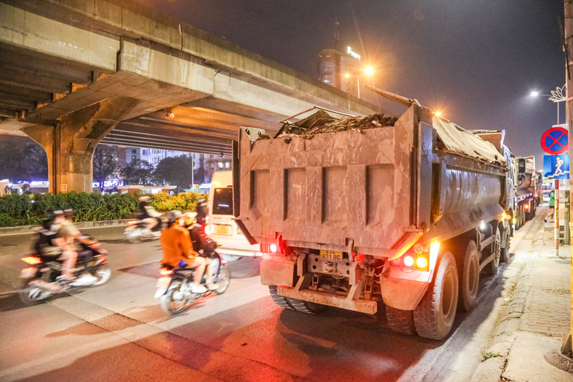 Chiếc xe này không che chắn gây rơi vãi xuống đường Chiếc xe này không che chắn gây rơi vãi xuống đường