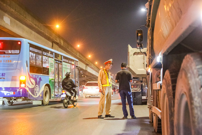Chở một chuyến hàng được trả công khá cao, song vì quá tải trọng mà lái xe "méo mặt" nộp với số tiền lớn gấp nhiều lần Chở một chuyến hàng được trả công khá cao, song vì quá tải trọng mà lái xe "méo mặt" nộp với số tiền lớn gấp nhiều lần
