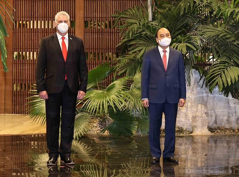 Chủ tịch nước Nguyễn Xuân Phúc và Bí thư thứ nhất Ban Chấp hành Trung ương Đảng Cộng sản Cuba, Chủ tịch nước Cộng hòa Cuba Miguel Díaz-Canel tại Lễ đón