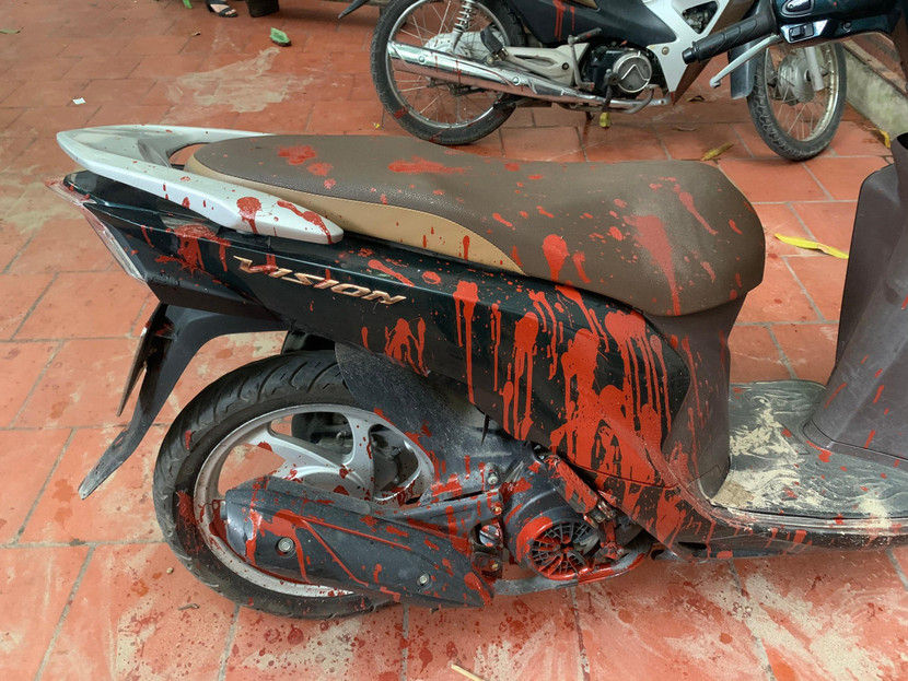 Một chiếc xe máy bị đàn em của Lê Xuân Chiên ném chất bẩn