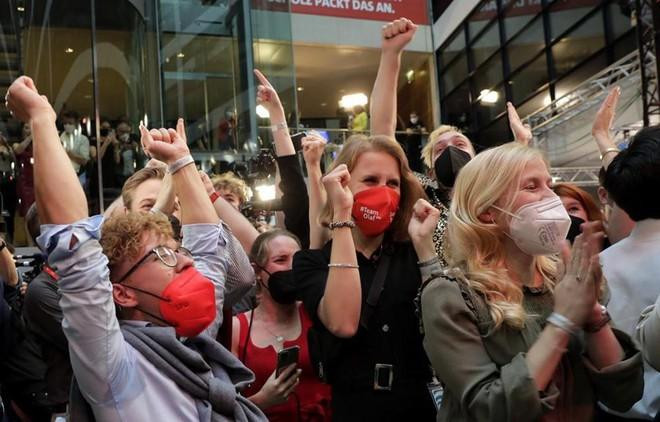 Niềm vui chiến thắng của những người dân Đức ủng hộ Đảng SPD