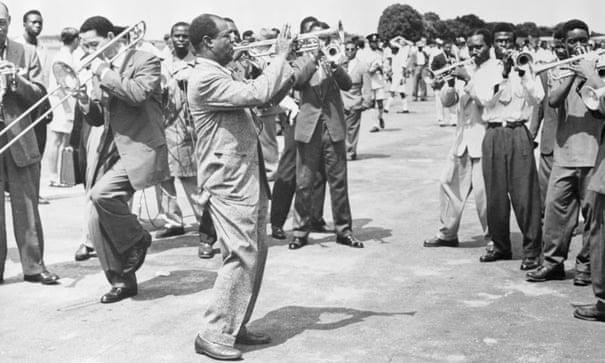 Nghệ sĩ kèn jazz vĩ đại Louis Armstrong lưu diễn châu Phi để quảng bá cho hình ảnh nước Mỹ Nghệ sĩ kèn jazz vĩ đại Louis Armstrong lưu diễn châu Phi để quảng bá cho hình ảnh nước Mỹ