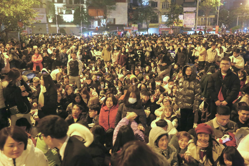 Biển người đổ về xem trình diễn Lễ hội ánh sáng ở hồ Tây