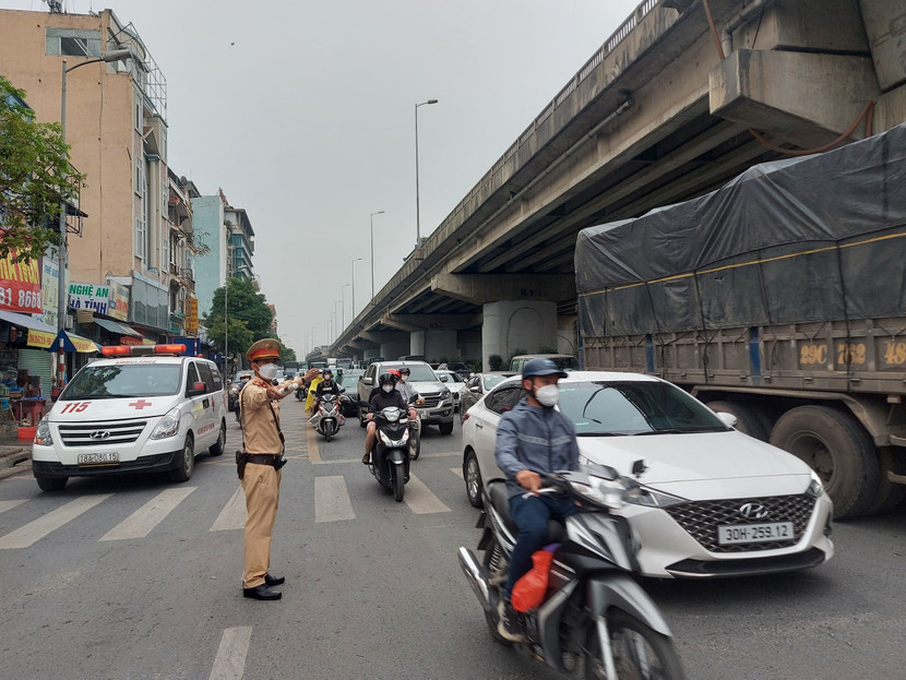 Cán bộ chiến sĩ Cảnh sát giao thông Thủ đô "đưa" bà con về quê an toàn, thuận lợi