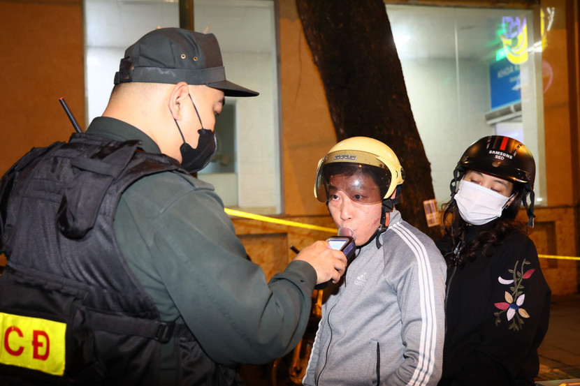 Dù Giao thừa đã điểm, nhưng những chiến sĩ Công an Hà Nội vẫn gác lại niềm vui chung để thực hiện nhiệm vụ được giao