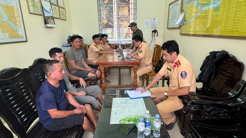 Cơ quan Công an làm việc với các đối tượng đánh bạc Cơ quan Công an làm việc với các đối tượng đánh bạc