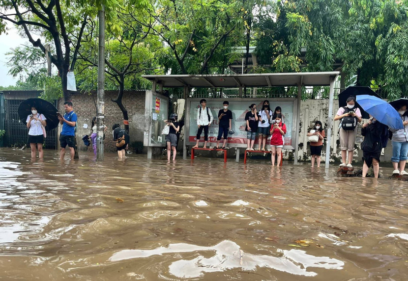 Điểm chờ xe buýt ngập nước Điểm chờ xe buýt ngập nước