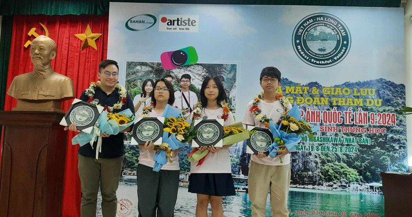 Đội Hạ Long gồm 3 học sinh đang học phổ thông tại Hà Nội và đội trưởng Nguyễn Khắc Hiếu (áo đen) làm đội trưởng.