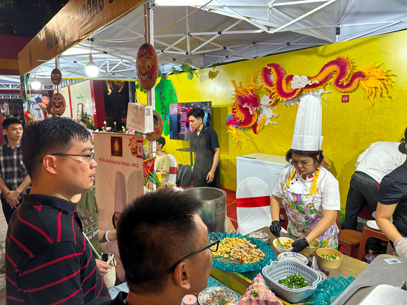 Gian hàng giới thiệu phở Hà Nội thu hút khách thưởng thức. Gian hàng giới thiệu phở Hà Nội thu hút khách thưởng thức.