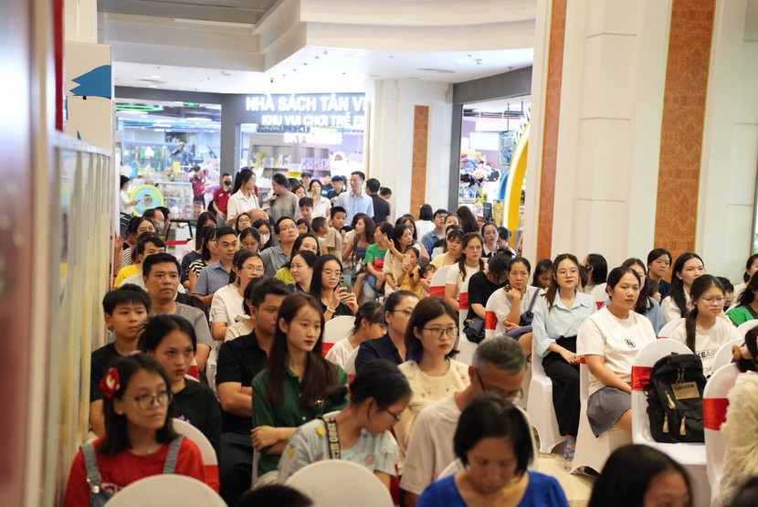 Buổi tọa đàm có sự tham dự của đông đảo các bậc phụ huynh