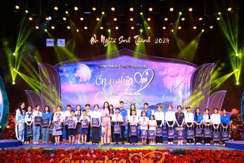 Trao tặng 30 suất học bổng cho các em có hoàn cảnh khó khăn, có thành tích học tập tốt và hiểu thảo với ông bà, cha mẹ.