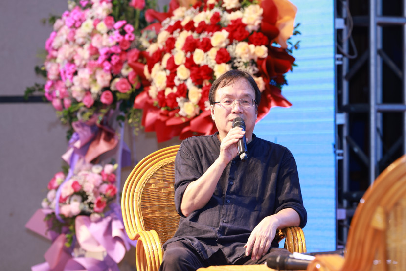 Nhà thơ Nguyễn Tiến Thanh chia sẻ tại buổi ra mắt tập thơ "Viễn ca"