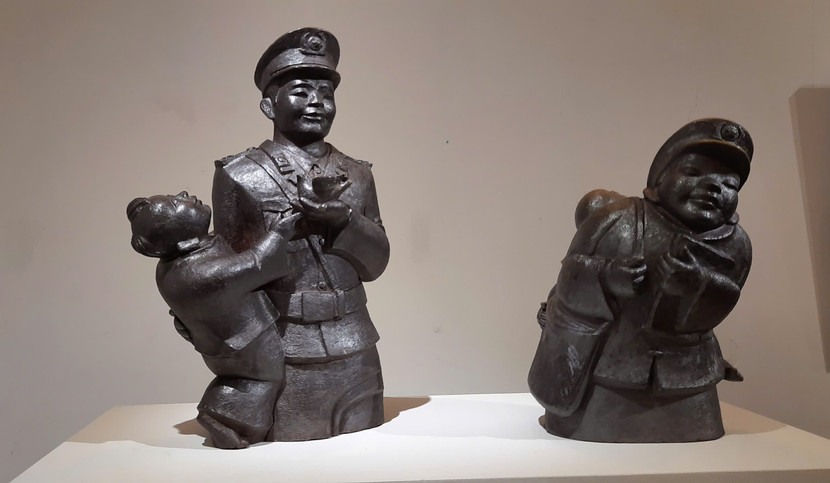 Tác phẩm điêu khắc trên chất liệu gốm sành "Ước mơ là chú công an" của Phan Văn Hòa đoạt giải C