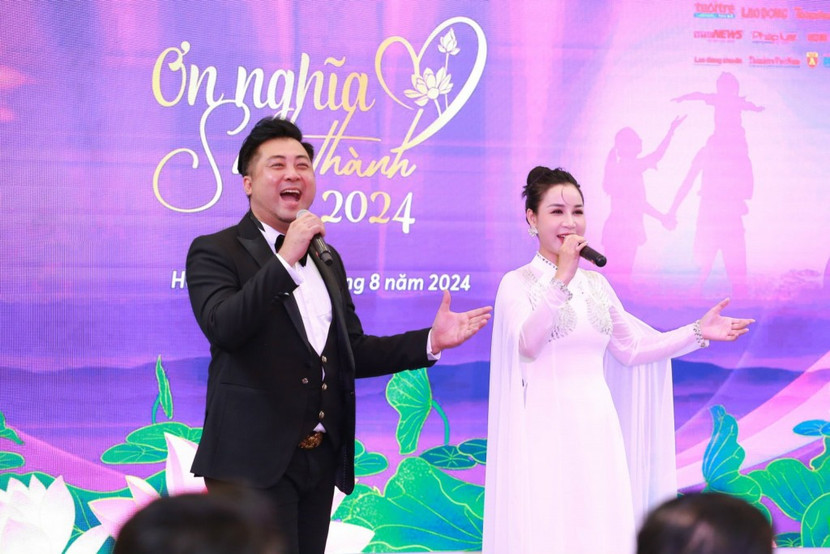 Một tiết mục nghệ thuật tại buổi họp báo Một tiết mục nghệ thuật tại buổi họp báo