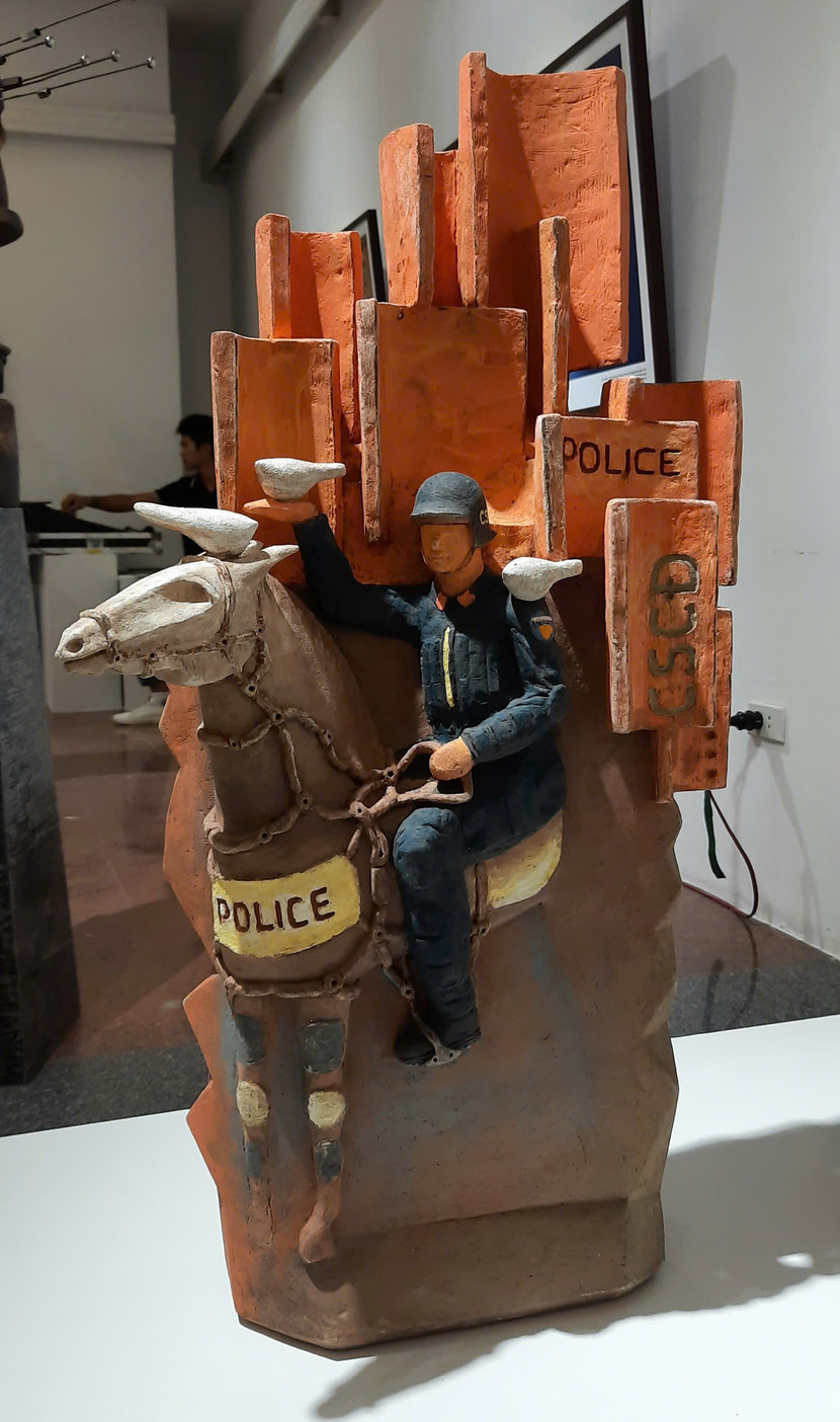 Tác phẩm điêu khắc gốm "Chiến sĩ cảnh sát cơ động kỵ binh" của Vũ Hữu Nhung
