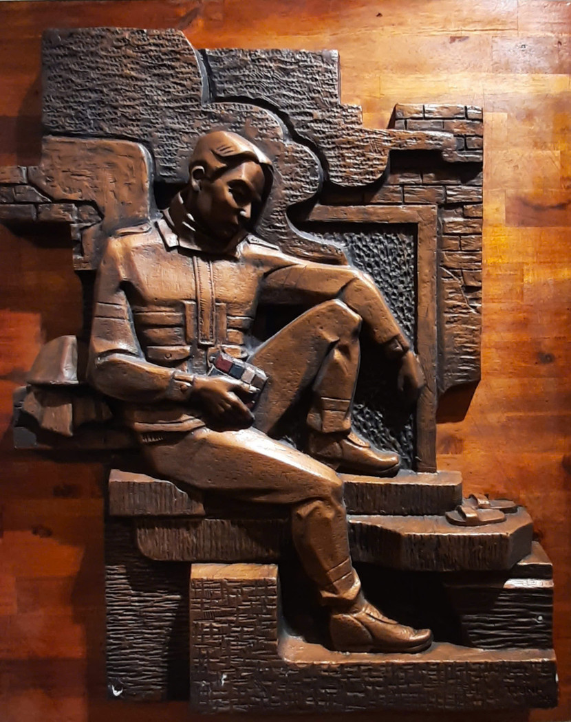 Tác phẩm điêu khắc trên chất liệu tổng hợp "Chú xin lỗi con trai" của Đặng Văn Trịnh đoạt giải B