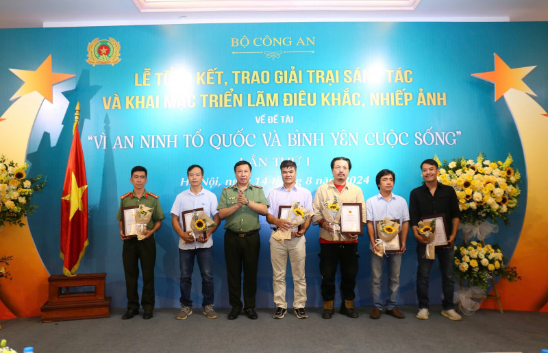 Thiếu tướng, NSND Nguyễn Công Bẩy trao giải Đặc biệt, giải A, giải B lĩnh vực điêu khắc.