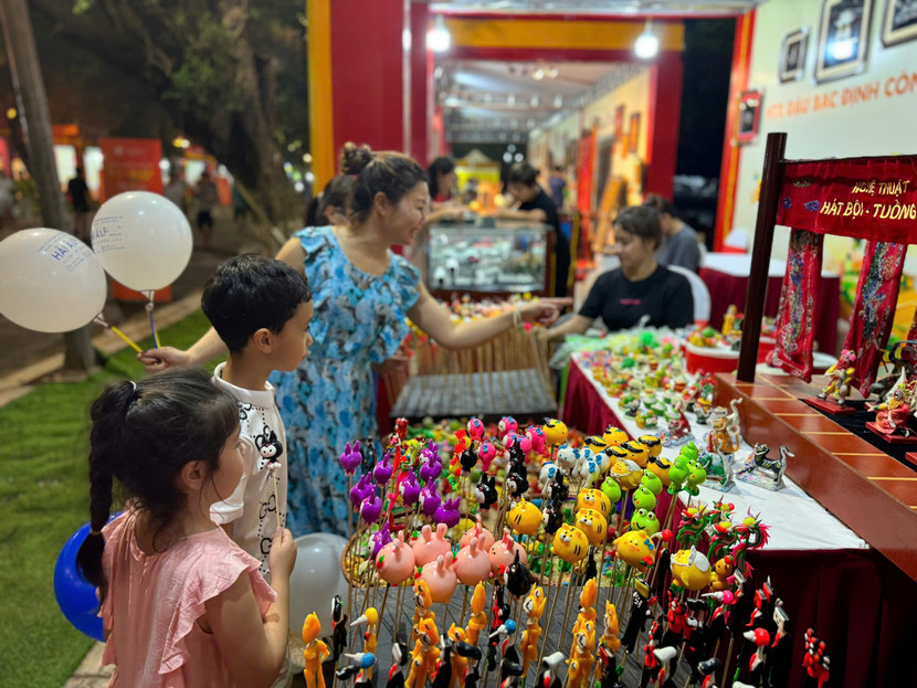 Gian hàng tò he thu hút các em nhỏ. Gian hàng tò he thu hút các em nhỏ.