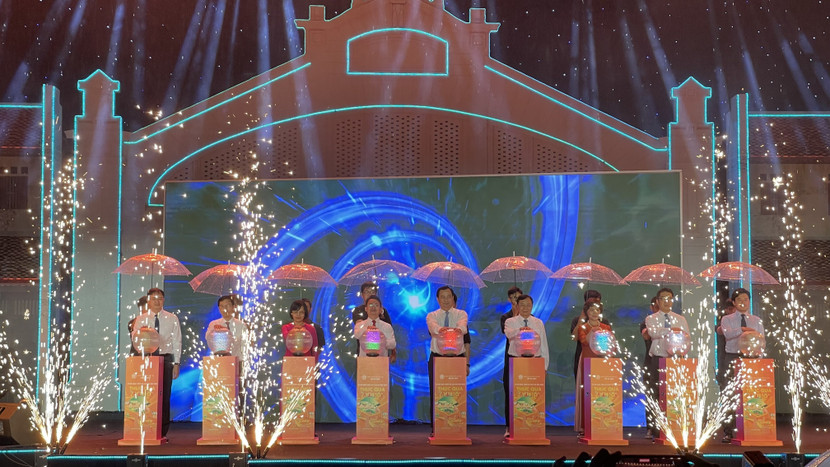 Các đại biểu nhấn nút khai mạc Lễ hội Quà tặng Du lịch Hà Nội năm 2024. Các đại biểu nhấn nút khai mạc Lễ hội Quà tặng Du lịch Hà Nội năm 2024.