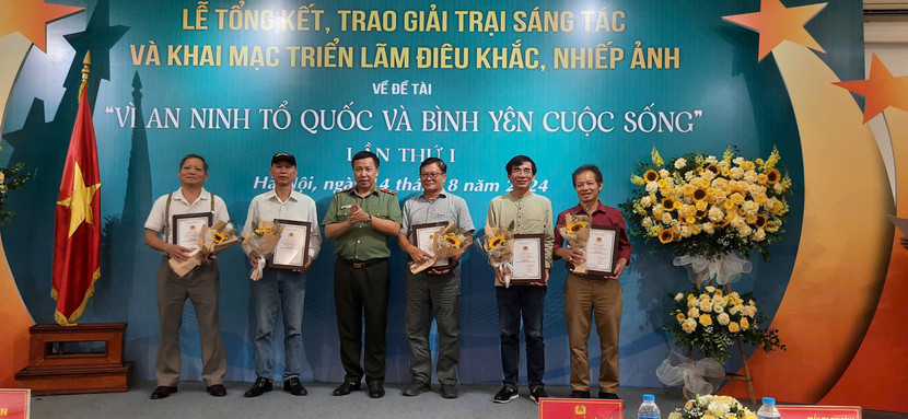 Thiếu tướng, NSND Nguyễn Công Bẩy trao giải Nhất, Nhì lĩnh vực nhiếp ảnh.