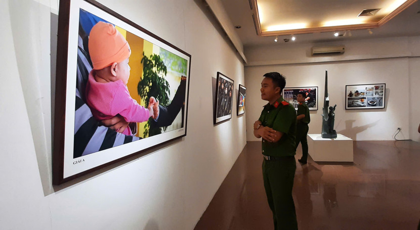 Người xem thưởng lãm các bức ảnh đẹp mắt về lực lượng công an.