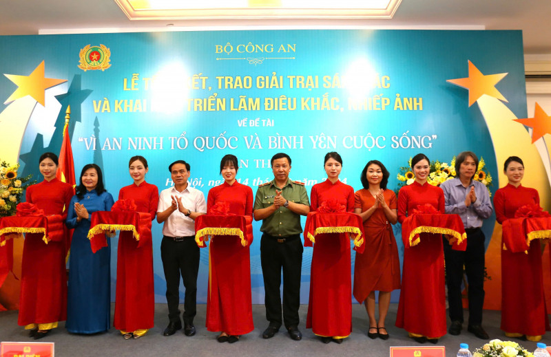 Các đại biểu cắt băng khai mạc triển lãm