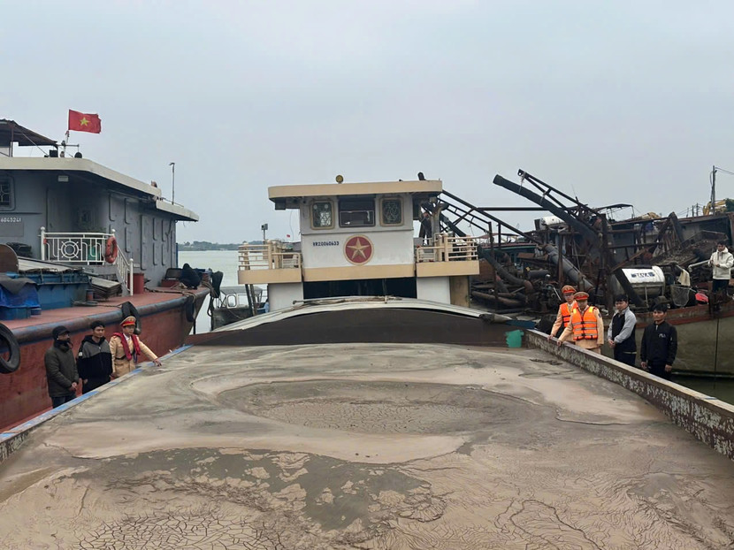 Mặc dù lực lượng chức năng thường xuyên tuần tra kiểm soát, song, "cát tặc" vẫn lén lút hoạt động phức tạp trên các tuyến sông Mặc dù lực lượng chức năng thường xuyên tuần tra kiểm soát, song, "cát tặc" vẫn lén lút hoạt động phức tạp trên các tuyến sông