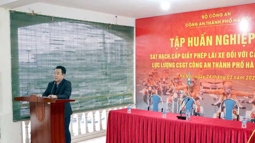 Ông Lê Ngọc Diễn - Trưởng phòng quản lý phương tiện và người lái, Sở giao thông vận tải Hà Nội dự và phát biểu lại buổi khai mạc lớp tập huấn Ông Lê Ngọc Diễn - Trưởng phòng quản lý phương tiện và người lái, Sở giao thông vận tải Hà Nội dự và phát biểu lại buổi khai mạc lớp tập huấn