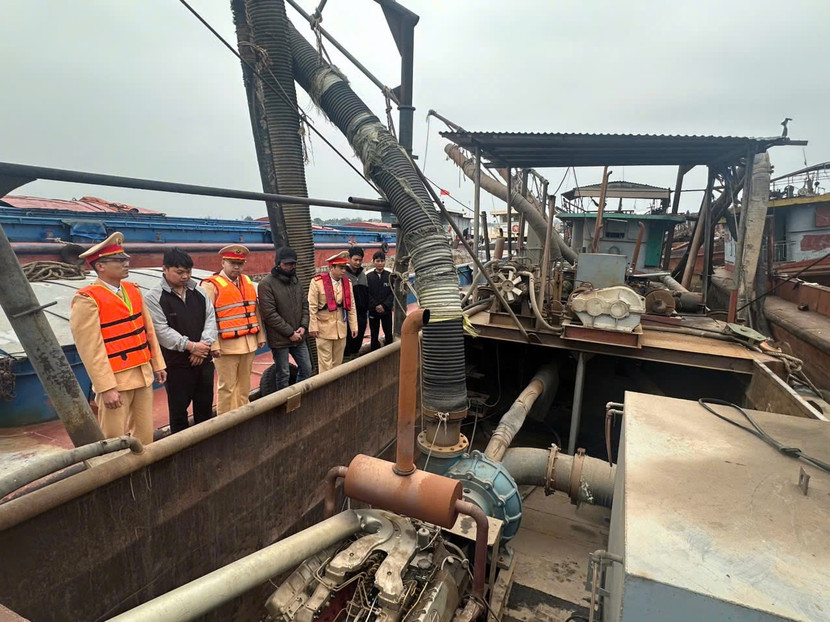 Các đối tượng lợi dụng đêm tối để khai thác cát trái phép trên sông Hồng Các đối tượng lợi dụng đêm tối để khai thác cát trái phép trên sông Hồng