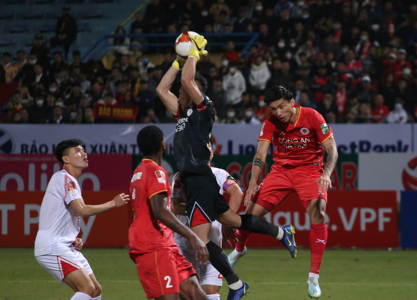 Đoàn Văn Hậu (bìa phải) bị hàng thủ Viettel phong toả trong một tình huống