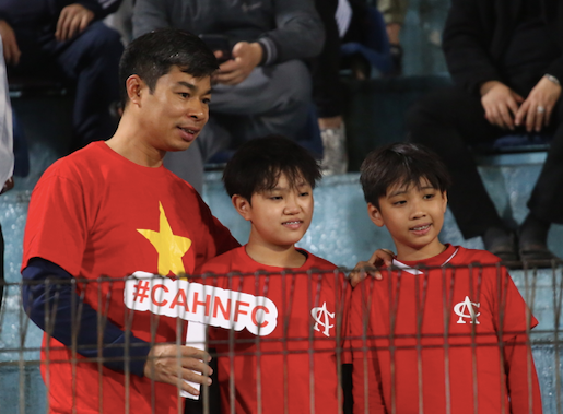 Áo cờ đỏ sao vàng và áo đỏ của CLB Công an Hà Nội nổi rực trên các khán đài