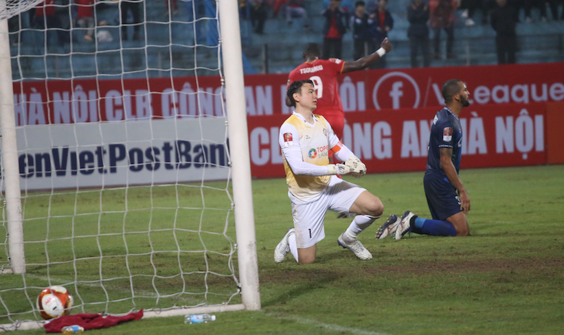Thủ môn Đặng Văn Lâm của CLB Bình Định 5 lần phải vào lưới nhặt bóng Thủ môn Đặng Văn Lâm của CLB Bình Định 5 lần phải vào lưới nhặt bóng