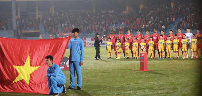 CLB Công an Hà Nội trong nghi thức chào cờ trước trận đấu