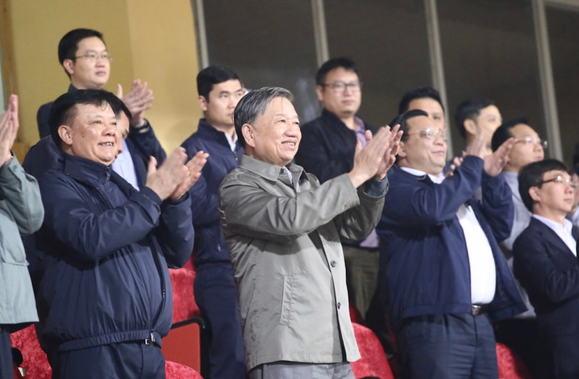 Bộ trưởng Bộ Công an Tô Lâm, Bí thư Thành ủy Đinh Tiến Dũng cùng các đại biểu, khách mời trên khán đài VIP cổ vũ trận Công an Hà Nội - Bình Định trên sân Hàng Đẫy, tối 3-2